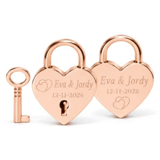 Twee rosé gouden mini hartjessloten met sleutel, op voor- en achterkant gegraveerd met hartjes, Eva & Jordy en 12-11-2026