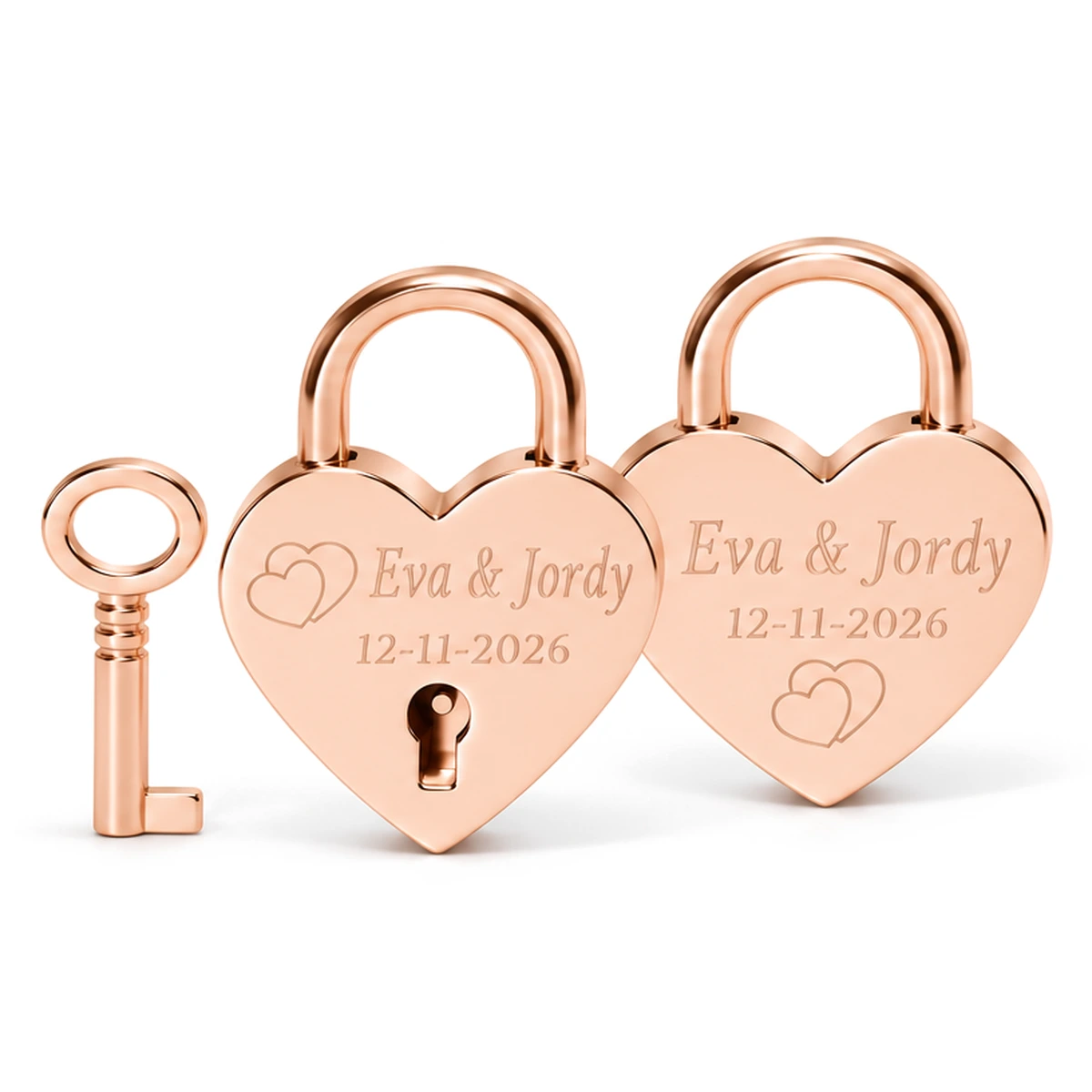 Twee rosé gouden mini hartjessloten met sleutel, op voor- en achterkant gegraveerd met hartjes, Eva & Jordy en 12-11-2026