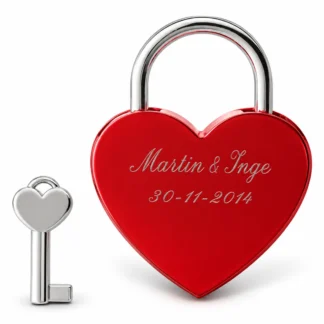 Rood hartjesslot met sleutel, op de achterkant gegraveerd met de namen Martin & Inge en de datum 30-11-2014