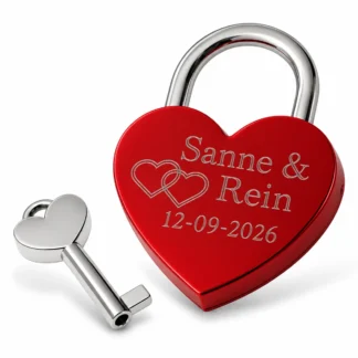 Rood hartjesslot gegraveerd met Sanne & Rein, twee hartjes en 12-09-2026