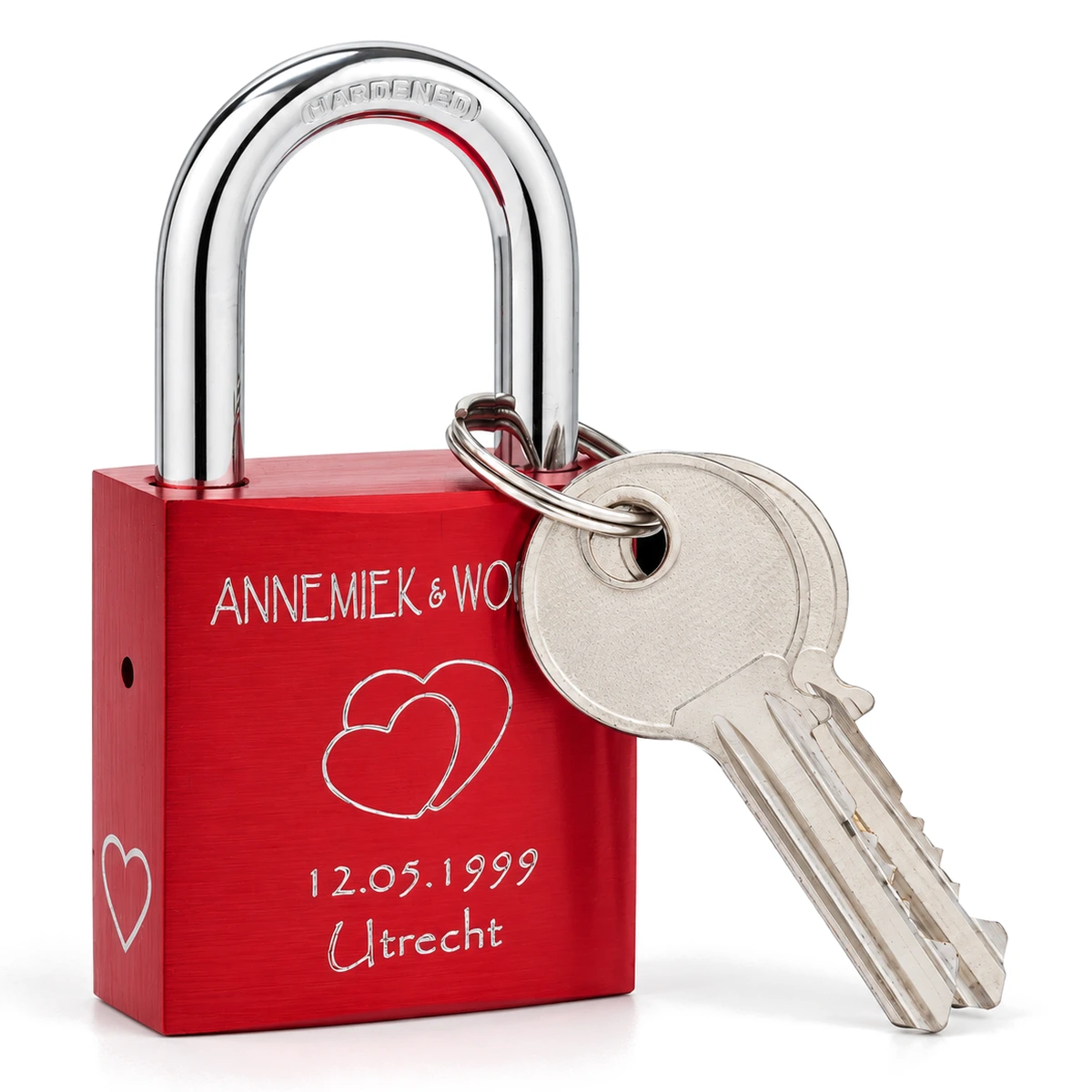 Rood aluminium liefdesslot met twee sleutels, gegraveerd met namen, twee hartjes, een datum en Utrecht