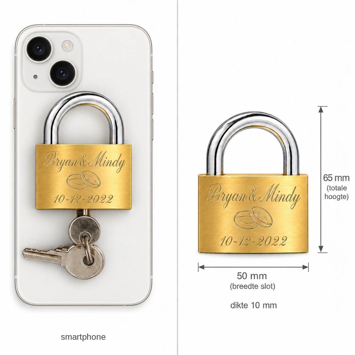 Afmetingen van het grote messing liefdesslot: 50 mm breed, 65 mm hoog en 10 mm dik, liggend op een smartphone