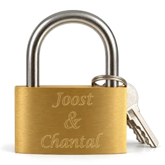 Groot messing liefdesslot met sleutels, gegraveerd met Joost & Chantal in een sierlijke letter