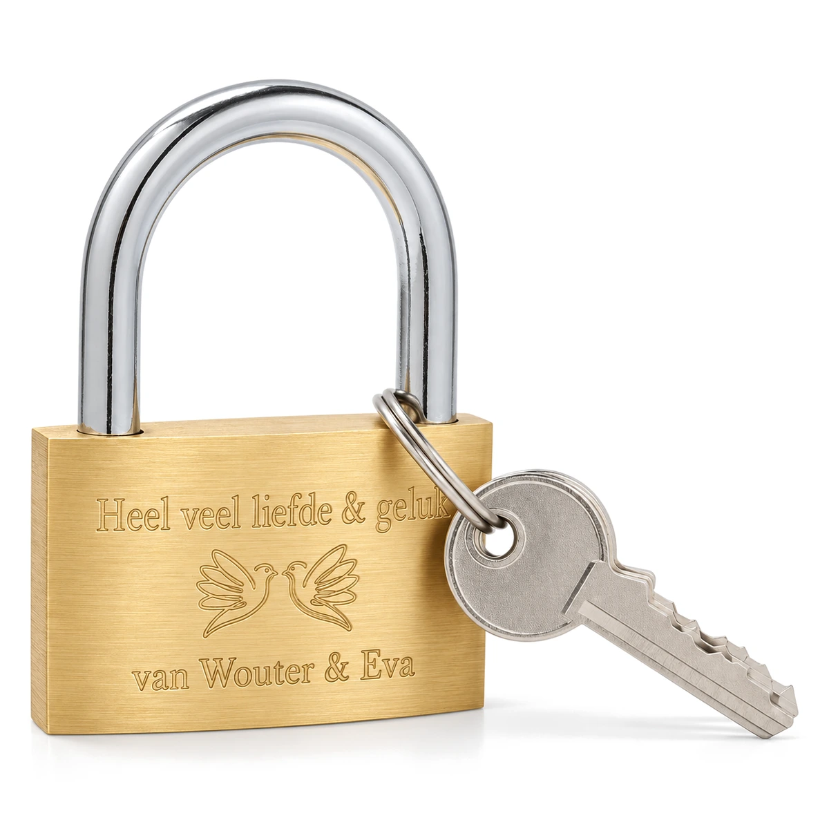 Groot messing liefdesslot met sleutel, gegraveerd met Heel veel liefde & geluk, twee duifjes en van Wouter & Eva