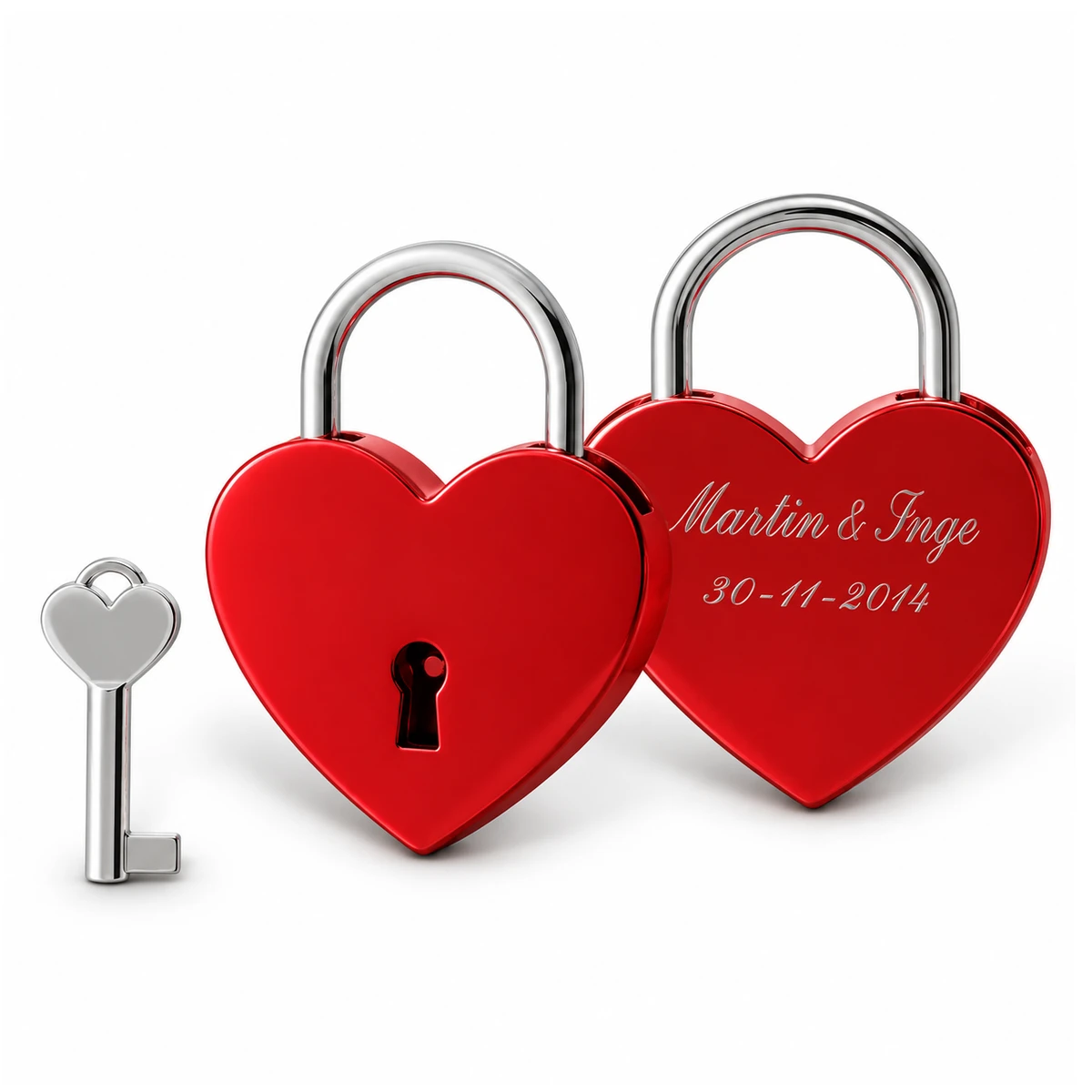 Twee rode hartjessloten met sleutel: de voorkant met sleutelgat en de achterkant gegraveerd met Martin & Inge en 30-11-2014