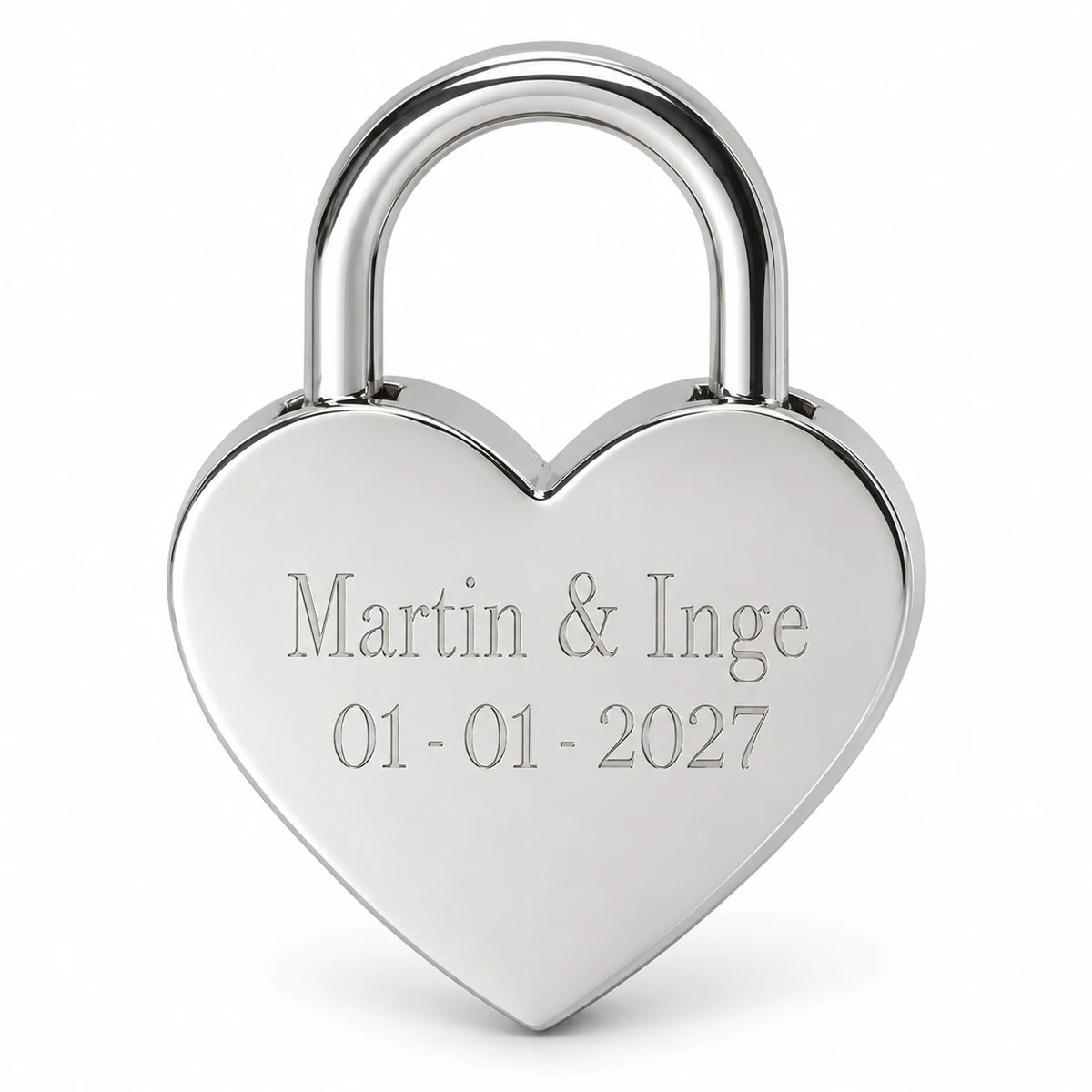 Zilverkleurig hartjesslot, op de achterkant gegraveerd met de namen Martin & Inge en de datum 01-01-2027