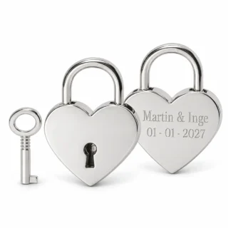 Twee zilverkleurige mini hartjessloten met sleutel: de voorkant met sleutelgat en de achterkant gegraveerd met Martin & Inge en 01-01-2027
