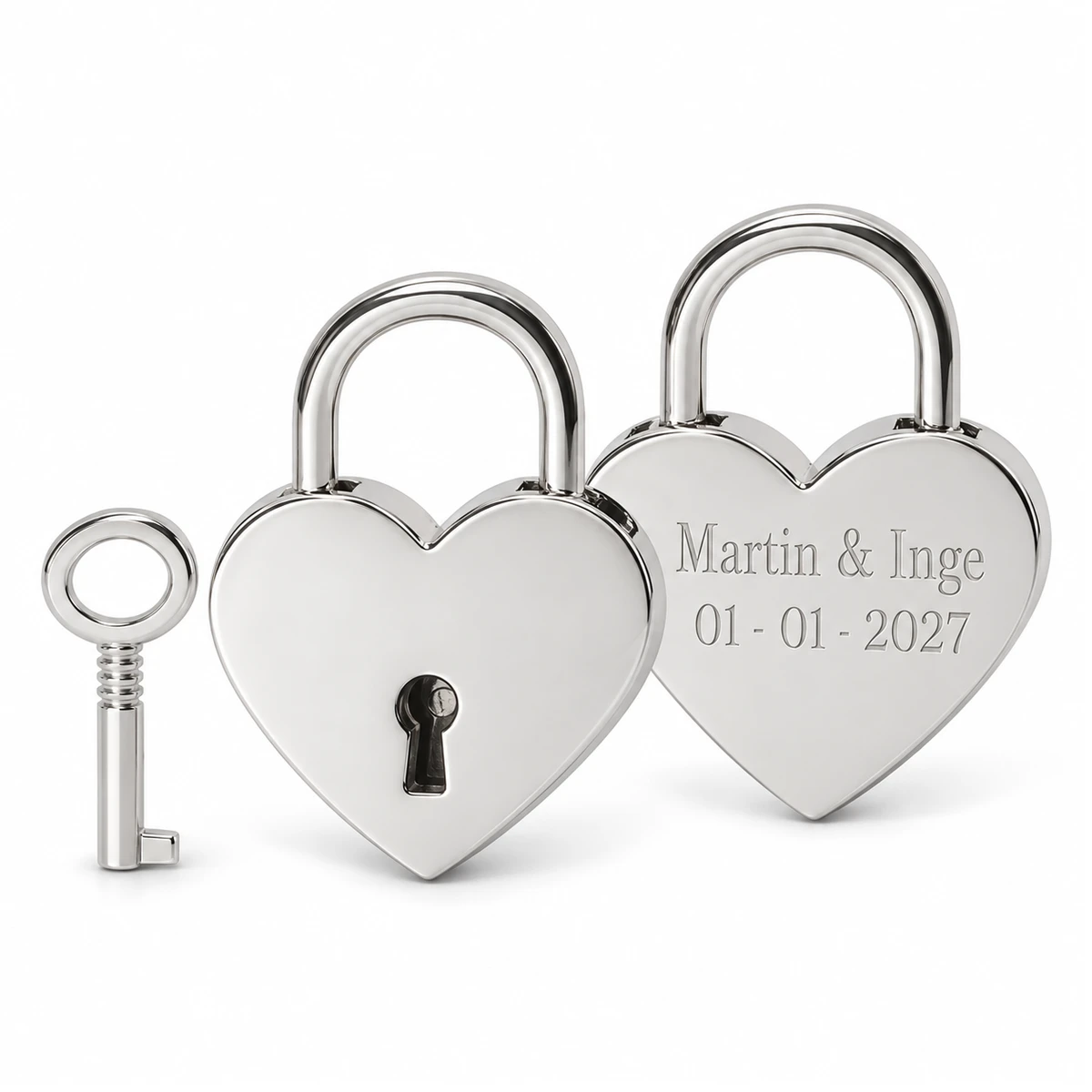 Twee zilverkleurige mini hartjessloten met sleutel: de voorkant met sleutelgat en de achterkant gegraveerd met Martin & Inge en 01-01-2027