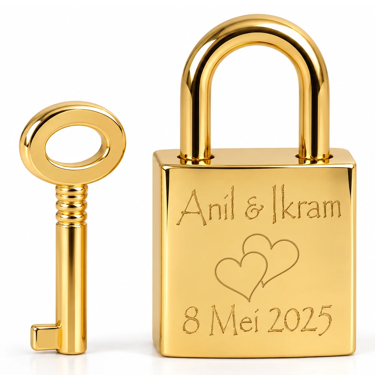Goudkleurig mini liefdesslotje met sleutel, gegraveerd met Anil & Ikram, twee hartjes en 8 mei 2025