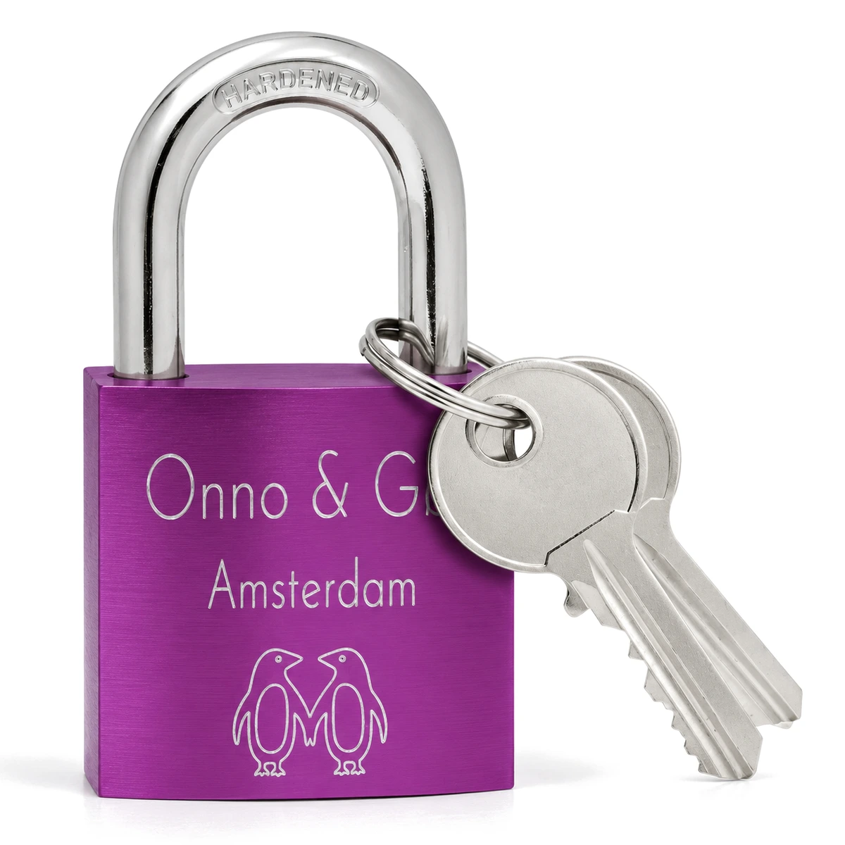 Paars aluminium liefdesslotje met twee sleutels, gegraveerd met namen, Amsterdam en twee pinguïns hand in hand