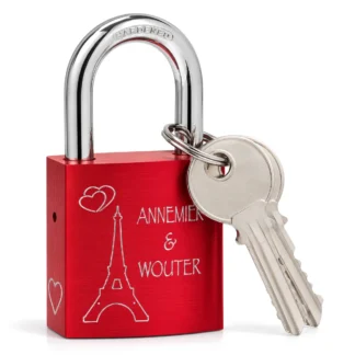 Rood aluminium liefdesslotje met twee sleutels, gegraveerd met de Eiffeltoren, twee hartjes en Annemiek & Wouter
