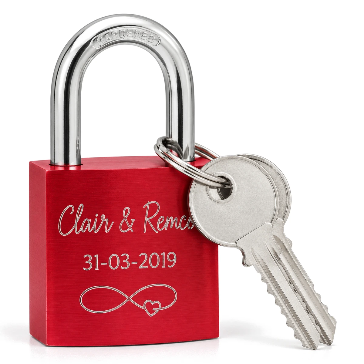 Rood aluminium liefdesslotje met twee sleutels, gegraveerd met Clair & Remco, 31-03-2019 en een oneindig-teken met hartje