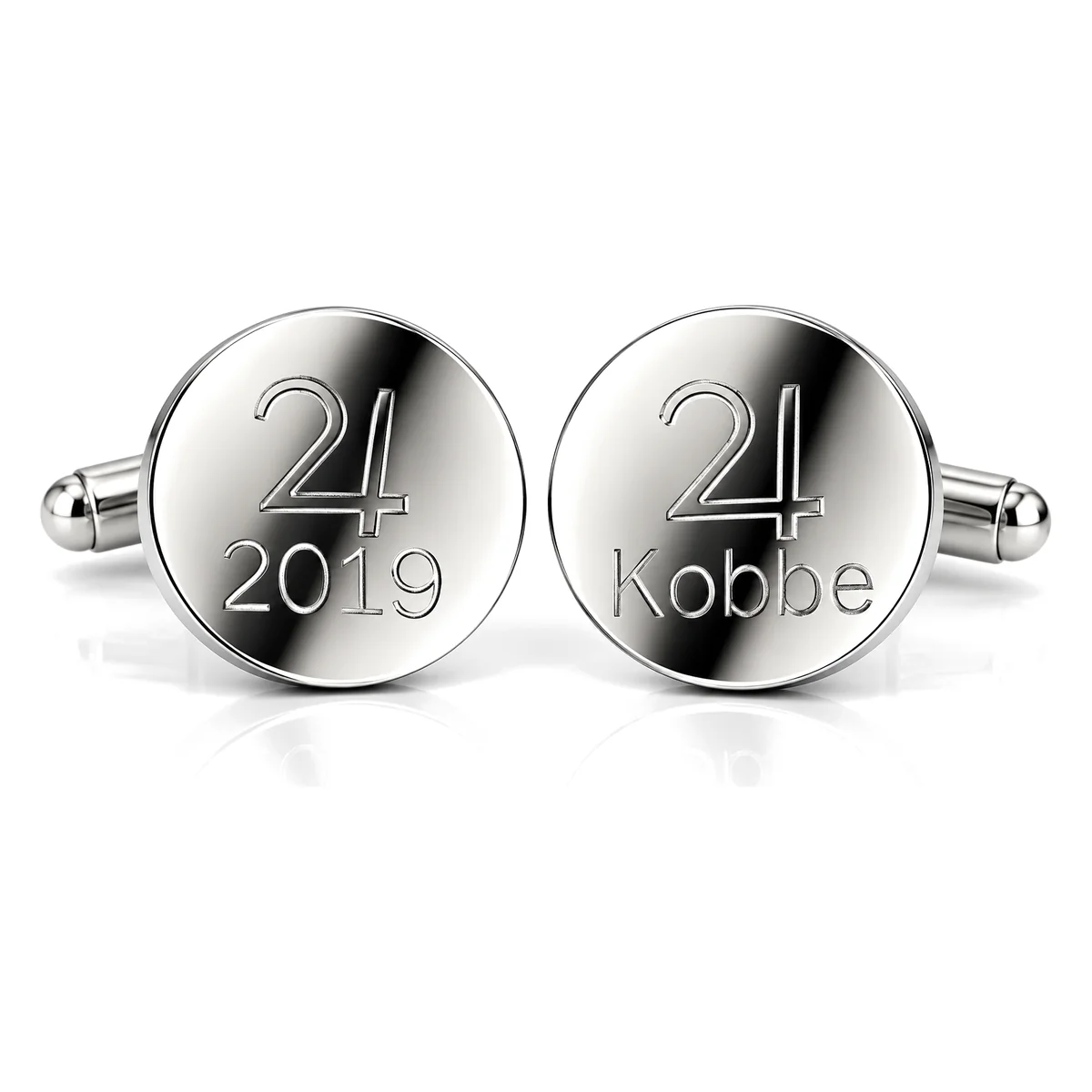 Ronde zilverkleurige manchetknopen met gegraveerd logo en de tekst 2019 en Kobbe