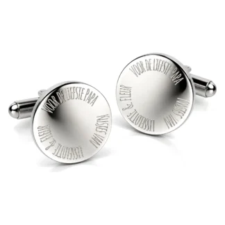 Ronde zilverkleurige manchetknopen met de tekst Voor de liefste papa, kusjes van Lisselotte & Fleur in een cirkel gegraveerd