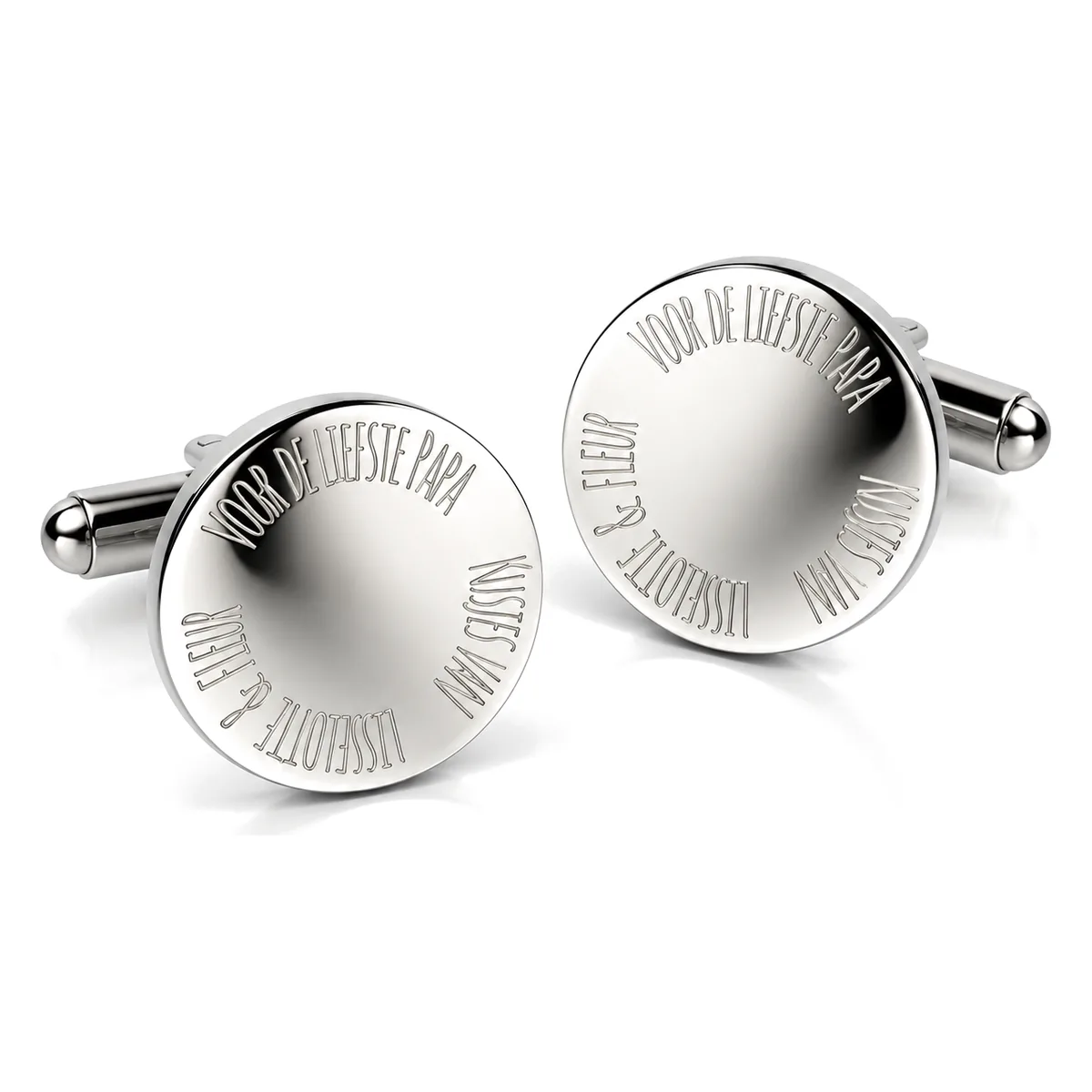 Ronde zilverkleurige manchetknopen met de tekst Voor de liefste papa, kusjes van Lisselotte & Fleur in een cirkel gegraveerd