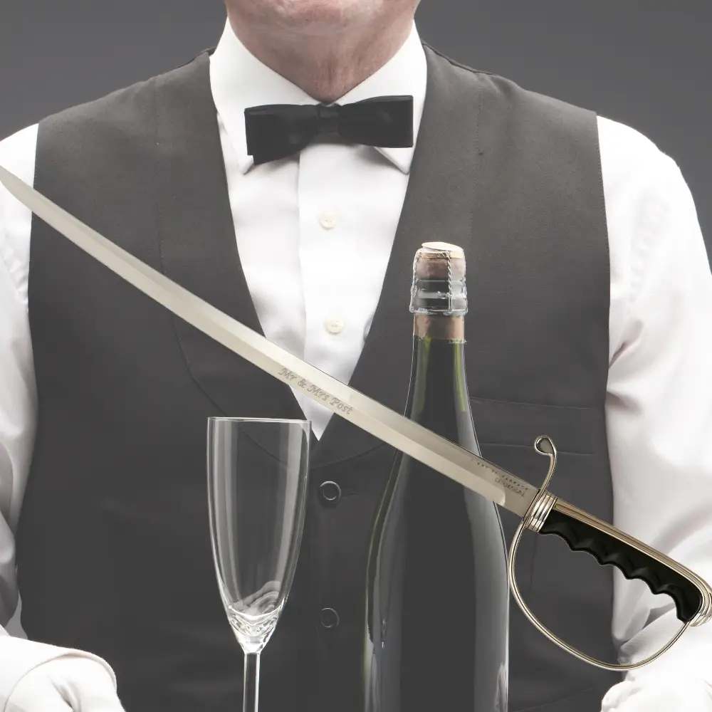 Detail van de gravure op het roestvrijstalen lemmet van de champagnesabel – perfect voor een uniek cadeau."