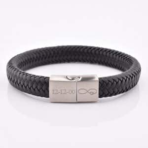 zwart leren armband gegraveerd met mat RVS sluiting