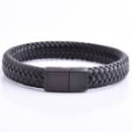 zwart leren armband gegraveerd met zwarte RVS sluiting