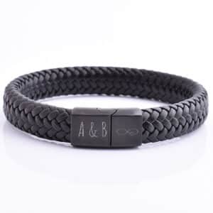 zwart-leren-gepersonaliseerde-armband-grote-met-gravering